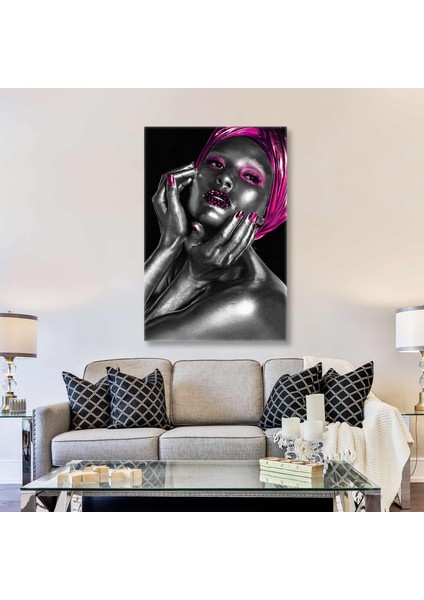 Gümüş ve Pembe Makyajlı ve Saç Aksesuarlı Dudakları Pırıltılı Manken Kanvas Tablo