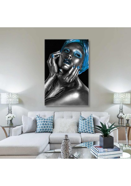 Gümüş ve Mavi Makyajlı ve Saç Aksesuarlı Dudakları Pırıltılı Manken Kanvas Tablo
