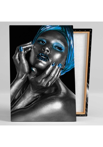 Gümüş ve Mavi Makyajlı ve Saç Aksesuarlı Dudakları Pırıltılı Manken Kanvas Tablo fiyatları