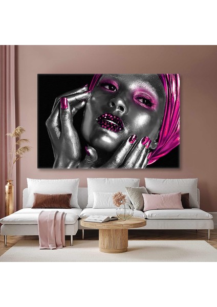 Gümüş ve Pembe Makyajlı ve Saç Aksesuarlı Dudakları Pırıltılı Manken Kanvas Tablo