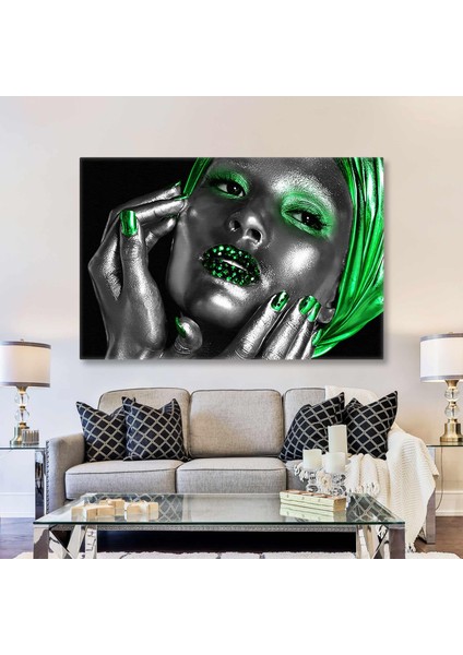 Gümüş ve Yeşil Makyajlı ve Saç Aksesuarlı Dudakları Pırıltılı Manken Kanvas Tablo