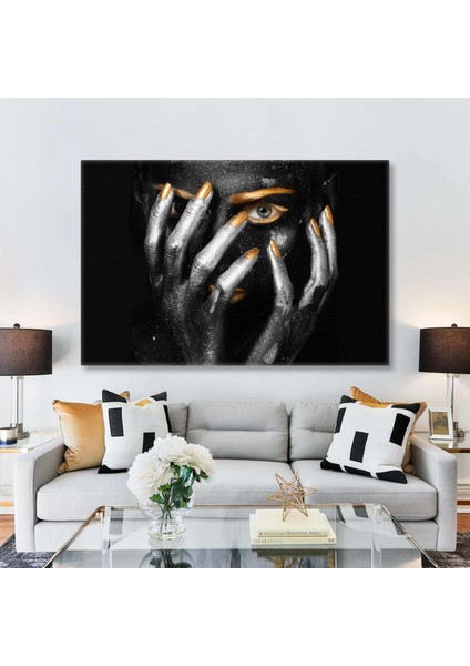 Kaşları ve Tırnakları Gold Boyalı Elleri Yüzünde Gümüş Manken Kanvas Tablo