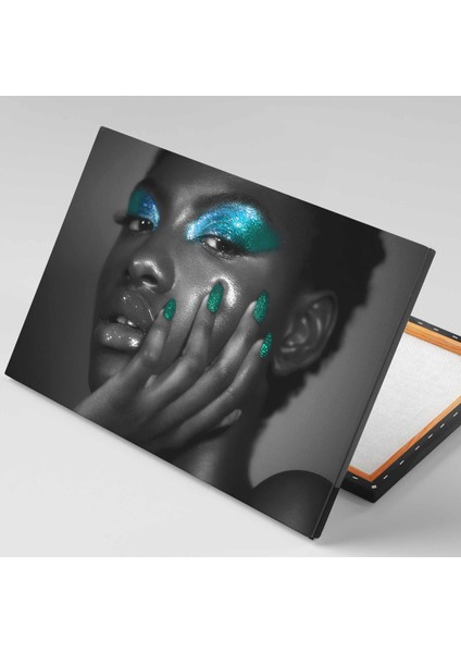 Mavi Göz Makyajı Simli Yeşil Ojeli Kadın Siyah Beyaz Make Up Kanvas Tablo fiyatları