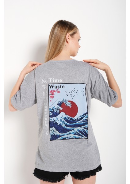 Kadın Oversize Japanese Sırt Baskılı T-Shirt fırsatları