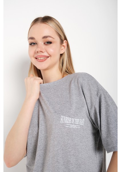 Kadın Oversize Japanese Sırt Baskılı T-Shirt indirimleri