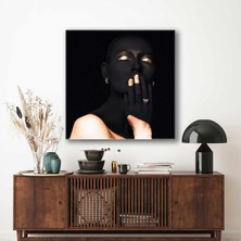 SML Tablo Eliyle Ağzını Kapatan Gold Makyajlı Kadın Altın Aksesuarlar Make Up Kanvas Tablo