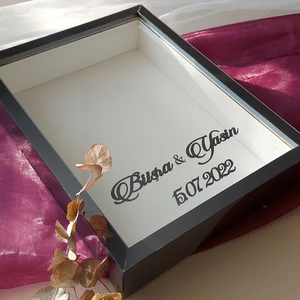 Verda Çerçeve 30 x 40 cm Derin! Füme Pleksi Kaplı Isimli ve Tarihli Gül Anı Çerçevesi
