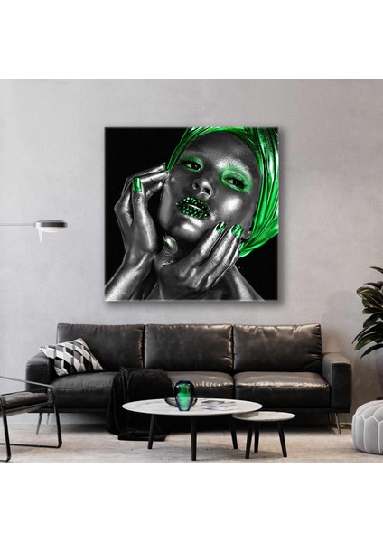 Gümüş ve Yeşil Makyajlı ve Saç Aksesuarlı Dudakları Pırıltılı Manken Kanvas Tablo