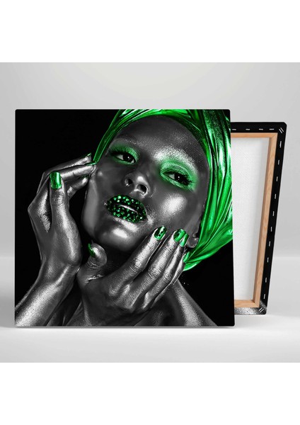 Gümüş ve Yeşil Makyajlı ve Saç Aksesuarlı Dudakları Pırıltılı Manken Kanvas Tablo fiyatları