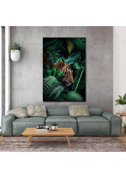Ormanda Yeşil Yapraklar Arasında Dolaşan Vahşi Kaplan Kanvas Tablo