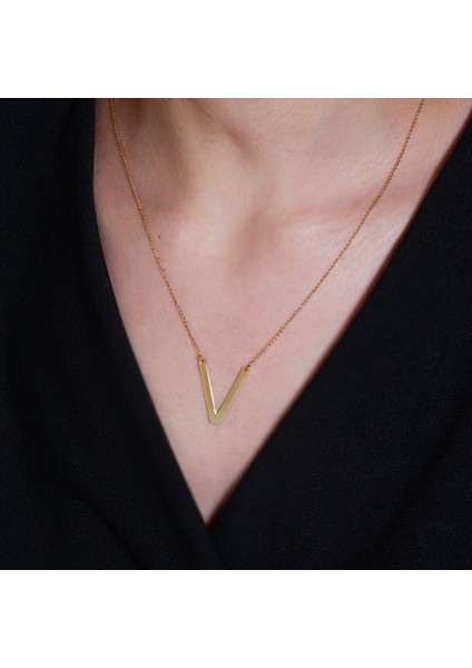 V Harf Plakalı Kolye