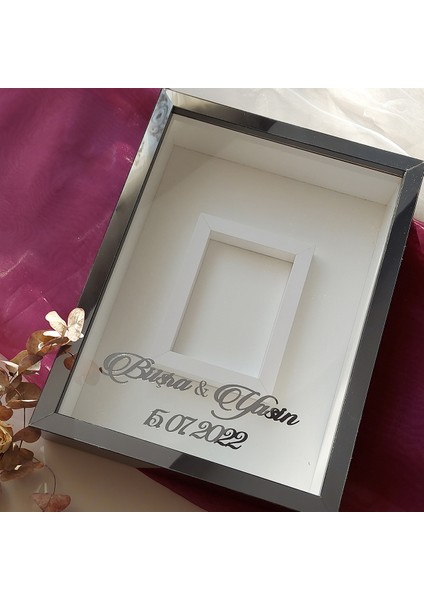 30 x 40 cm Füme Pleksi Kaplı Fotoğraf Bölümlü Isimli Gül Anı Çerçevesi fiyatları