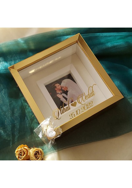 25 x 25 cm Gold Pleksi Kaplı Fotoğraf Bölümlü Isimli ve Tarihli Ledli Çerçeve