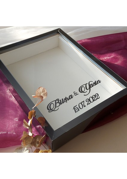 30 x 40 cm Derin! Füme Pleksi Kaplı Isimli ve Tarihli Gül Anı Çerçevesi