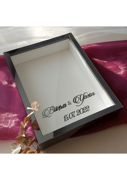 30 x 40 cm Derin! Füme Pleksi Kaplı Isimli ve Tarihli Gül Anı Çerçevesi
