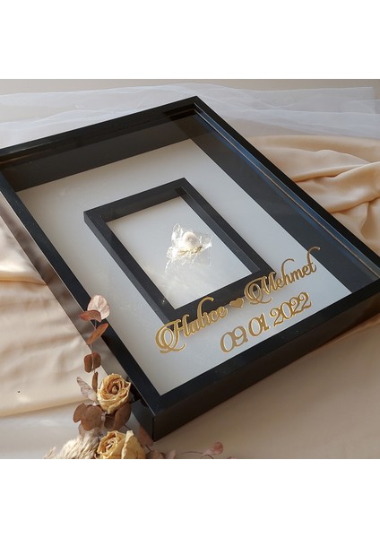 40 x 50 cm Siyah Renkli Isimli ve Ledli Fotoğraf Bölümlü Gül Anı Çerçevesi fiyatları