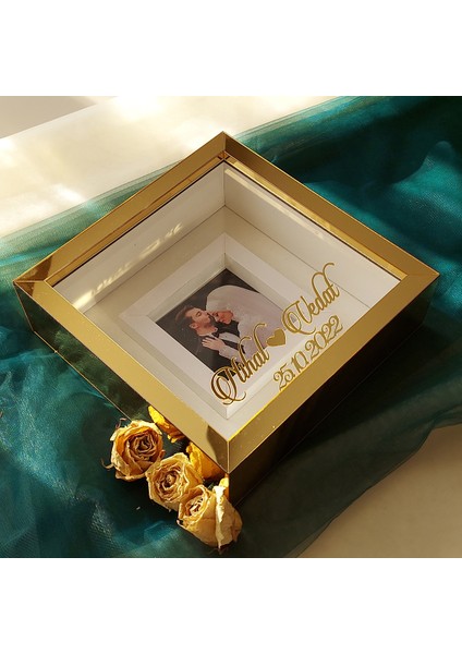 25 x 25 cm Gold Pleksi Kaplı Fotoğraf Bölümlü Isimli ve Tarihli Çerçeve