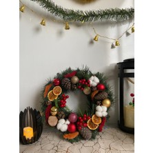 Eloza Floral Art Ithal Yapay Kokina, Gerçek Çam Kozalakları, Kuru Çiçek, Çan , Pamuk ve Yılbaşı Süsleri ile Tasarlanan Yılbaşı Kapı Süsü