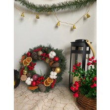 Eloza Floral Art Ithal Yapay Kokina, Gerçek Çam Kozalakları, Kuru Çiçek, Çan , Pamuk ve Yılbaşı Süsleri ile Tasarlanan Yılbaşı Kapı Süsü