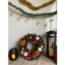 Eloza Floral Art Ithal Yapay Kokina, Gerçek Çam Kozalakları, Kuru Çiçek, Çan , Pamuk ve Yılbaşı Süsleri ile Tasarlanan Yılbaşı Kapı Süsü