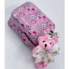 Anneler Günü Sevgiliye Süslü Pembe Peluş Ayıcık Anahtarlık Metal Kutulu Kokulu Mum Hediye Seti