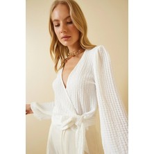 Hazelin Kadın Beyaz Dokulu Anvelop Yaka Kuşaklı Trend Rahat Örme Bluz HZL23W-BD104411
