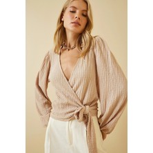 Hazelin Kadın Bej Dokulu Anvelop Yaka Kuşaklı Trend Rahat Örme Bluz HZL23W-BD104411