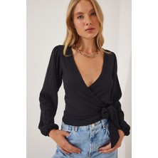 Hazelin Kadın Siyah Dokulu Anvelop Yaka Kuşaklı Trend Rahat Örme Bluz HZL23W-BD104411