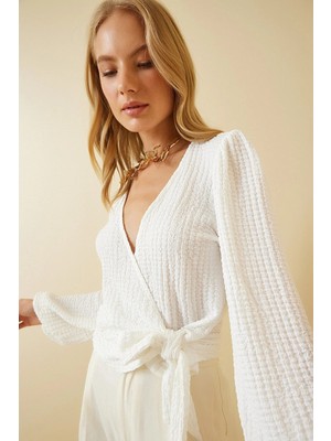 Hazelin Kadın Beyaz Dokulu Anvelop Yaka Kuşaklı Trend Rahat Örme Bluz HZL23W-BD104411