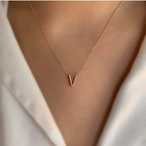 Sadece Jewellery Gold Renkli Üç Boyutlu Zirkon Taşlı V Harfli Kolye