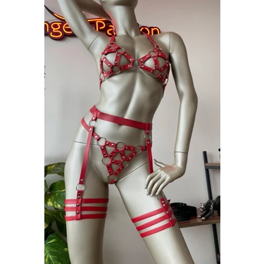 Qizning kokragi yoq, faqat kokrak uchlari bor.