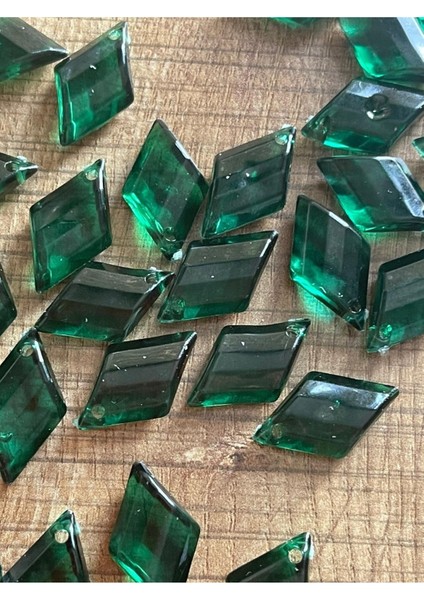 Plastik Cam Görüntüsünde Yeşil Baklava Model Delikli Boncuk 50 Adet 2 cm