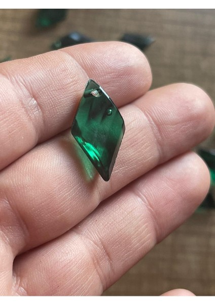 Plastik Cam Görüntüsünde Yeşil Baklava Model Delikli Boncuk 50 Adet 2 cm