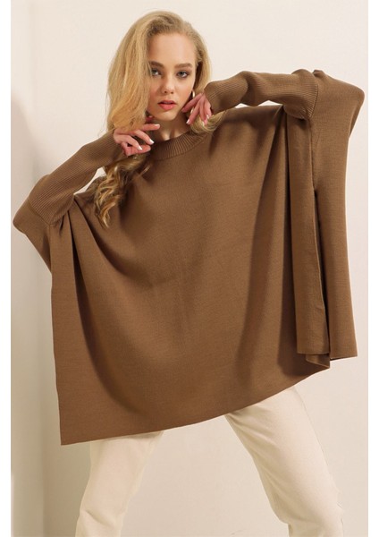 Kadın Sütlü Kahve Oversize Yırtmaçlı Panço Triko Kazak HZL23W-BD1100761