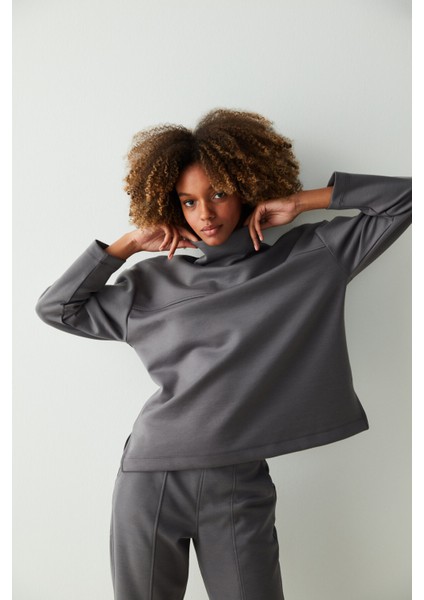 Antrasit Boğazlı Uzun Kollu Sweatshirt