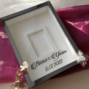 Verda Çerçeve Füme Pleksi Kaplı Fotoğraf Bölümlü Isimli ve Ledli Gül Anı Çerçevesi 30 x 40 cm
