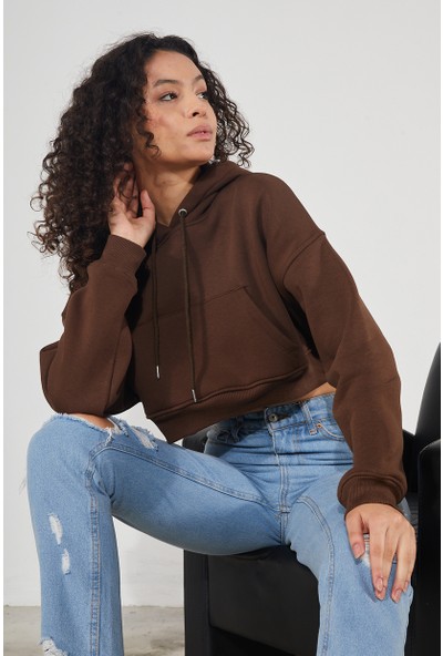 2D2B Kadın Kapüşonlu Kanguru Cepli 3 Iplik Içi Polarlı Şardonlu Basic Kalın Crop Sweatshirt