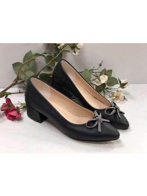 KAFKASLAR AYAKKABI 3 cm Kalın Kısa Topuklu Taş Fiyoklu Bayan Klasik Ayakkabı