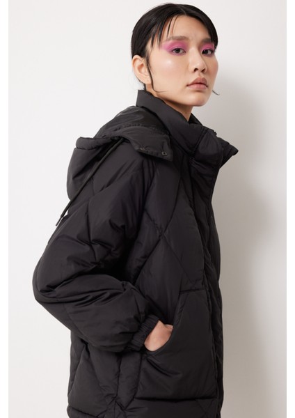 Regular Fit Normal Kesim Kapüşonlu Şişme Mont modelleri