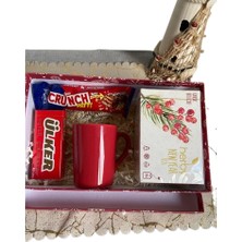 Eloza Floral Art Yılbaşı Çayı, Kupa ve Çikolata ile Hazırlanmış Hediye Kutusu E59