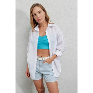 Kadın Beyaz Oversize Yandan Yırtmaçlı  Ip Büzgülü  Gömlek HZL23W-BD1201321