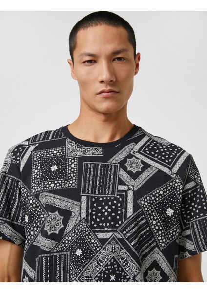 Şal Desenli Tişört Bisiklet Yaka Kısa Kollu fiyatları