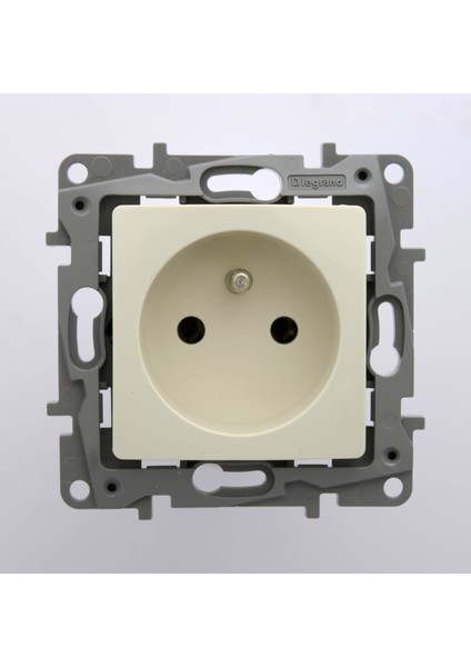 Salbei Serisi Bej Fransız Standartı Topraklı Priz Ups Prizi 16A Çerçevesiz