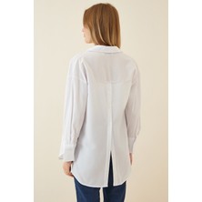 Kadın Beyaz Arkası Düğmeli Boyfriend Poplin Gömlek HZL22S-BD139521