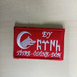 ŞAFAK25 Ey Türk Titre-Özüne-Dön Yazılı Bayrak ve Kurt Kırmızı Nakış Işleme Arma Patch Peç Kumaş