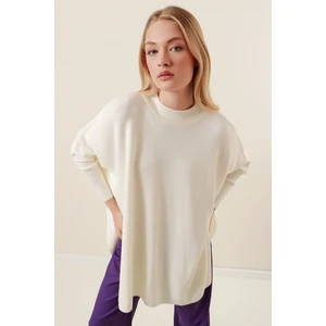 Kadın Beyaz Oversize Yırtmaçlı Panço Triko Kazak  HZL23W-BD1100761