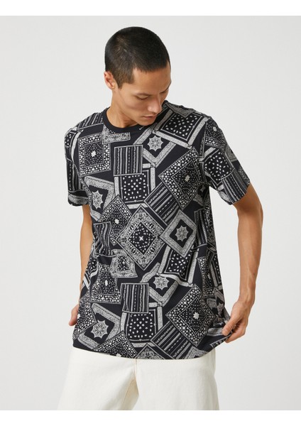 Şal Desenli Tişört Bisiklet Yaka Kısa Kollu