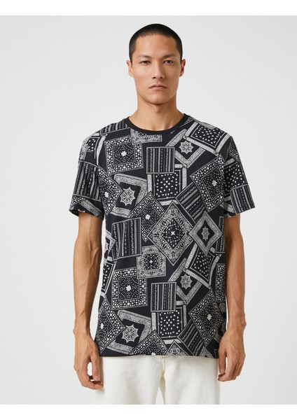 Şal Desenli Tişört Bisiklet Yaka Kısa Kollu modelleri