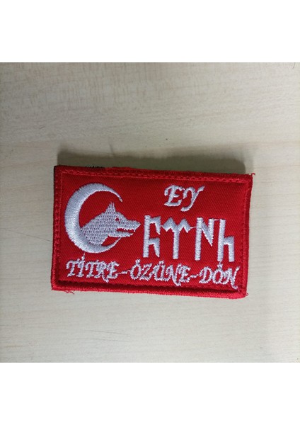 Ey Türk Titre-Özüne-Dön Yazılı Bayrak ve Kurt Kırmızı Nakış Işleme Arma Patch Peç Kumaş