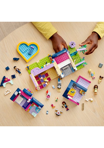 Friends Andrea'nın Aile Evi 41449 Yapım Seti; Mini Bebek Oyun Seti; 6 Yaşında Yaratıcı Çocuklar için Harika bir Hediye (802 Parça)